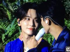 [홍윤] 파란 남방 셔츠를 입은 윤정한