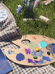 팔레트 속 붉게 타오르는 물감