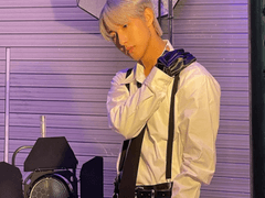 늦은밤의 남자는 가로등 밑에 있다.