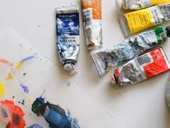 물감과 우산의 색채