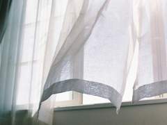 머리가 헝클어지고, 부딪히는 사람도 상관없이, 달려가고 있어