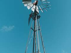 찰리는 그를 자신과 똑같이 끌어내리고 싶다