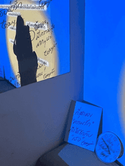 같이 걸어가는 사람.