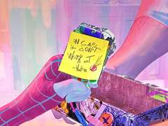 이 사람은 드럼스틱을 선물한다