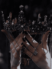 왕관은 떨어지지 않는다