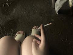 어둠이 짙은 밤하늘을 보면서 그네를 탔다