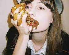 음반을 사기 위해 음악을 듣는 사람이 어디 있냐고요? 여기...