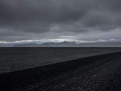 인형을 서랍에 넣는다.