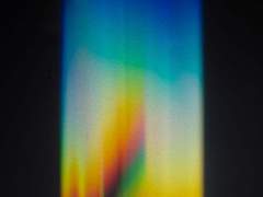 그는 여즉 아무 것도 모른다.