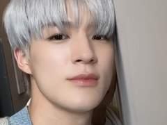 음 분명 문 열기 전에는 제노만 보였는데