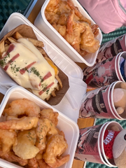 밥을 먹으러 갔는데요 앞에서 야구 퍼포먼스를 보여줘요