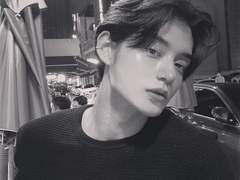 키스할 때 눈을 감는 건