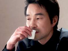 모난 돌 사이 박힌 돌 하나.