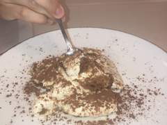 수상할 정도로 사진빨이 안 받는 티라미수 맛집