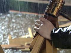 비를 맞아주는 사람