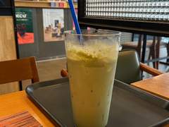 이디야에서 녹차라떼를 마시며