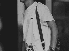 이동혁이 전화를 받으면