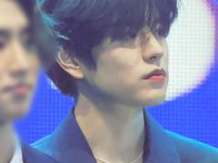 Q. 지나간 첫사랑이 연락을 보냈습니다.