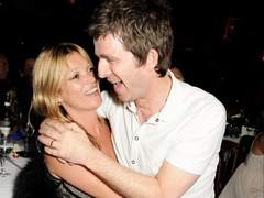 18 노엘 : 케이트 모스와 발 사이즈가 같은가?