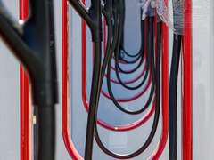 미국 전기차 충전 인프라, 두 배로 확장…장거리 여행에 '게임체인저' 될까?