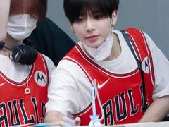 신체접촉을 피하고, 2m 감정적 거리두기