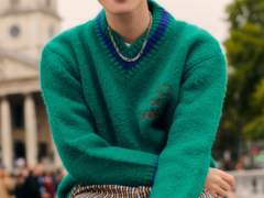 단단한 껍질 안에 주황빛 과육