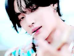 푸르스름한 빛이 드는 옥상 위에서