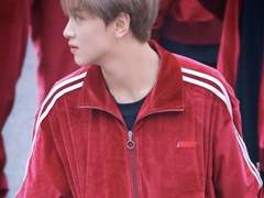 체육대회날 프리허그 플래카드를 들고 있지 마세요