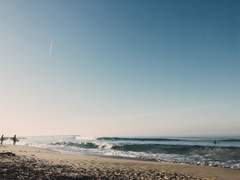 해변가 마을에 사는 오래된 친구사이인 서핑하는 탑과 주근깨 있는 텀