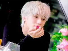 점심시간에 아파서 엎드려 자고있을때?