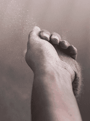 손 틈새의 모래처럼