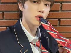 5천 원만 주면 입술 대주는 놈.. ㅋㅋ