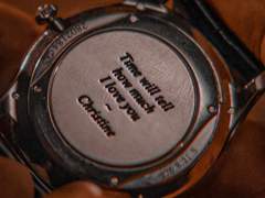 하얀 도화지 속 검은 반점들.