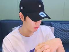 신촌역 4번 출구 앞이야