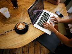 처음 만난 파란눈의 외국남자, 카페 바리스타 겸 매니저