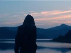 돌을 던지는 아이