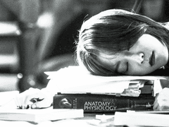 우린 여전히 비도 눈도 아닌 기상현상 아래에서