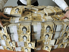 돈을 쓸어 담는 사람들 Vs. 길바닥에 뿌리는 사람들