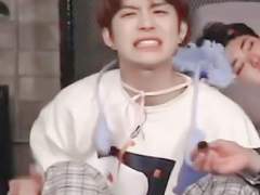 여전히 질투하고 삐치는 남친 고르기