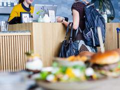 처음 만난 파란눈의 외국남자, 카페 바리스타 겸 매니저