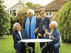 2D191) 여배우들의 티 타임 (Nothing Like A Dame, 2018)