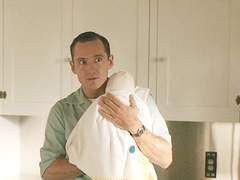 아기가 아기를 안고 있는데요