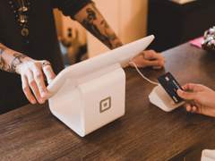 처음 만난 파란눈의 외국남자, 카페 바리스타 겸 매니저