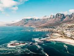 남아프리카의 아름다운 해안선을 방문하는 가장자리에 거주