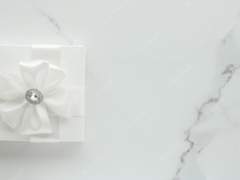 화제의 데이지 목걸이, 그 정체는?