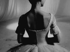 불 꺼진 무대 위