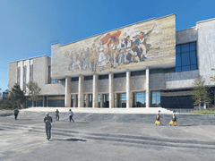 티라나 이야기: 수도 도시의 탐험