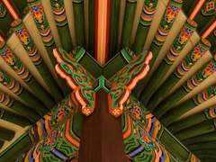 단청무늬 처마아래