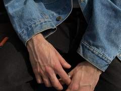 어제 파티에서 술김에 데님 재킷 입은 남자한테 키스를 했는데