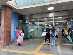 지하철 아침 인사는 득일까 실일까.